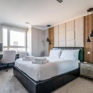 https://canary-wharf-retreat-with-free-secure-parking.brighton-hotels-england.com